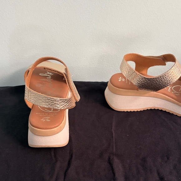 Stylish Women's Gold Sandals - Picture 3 of 5